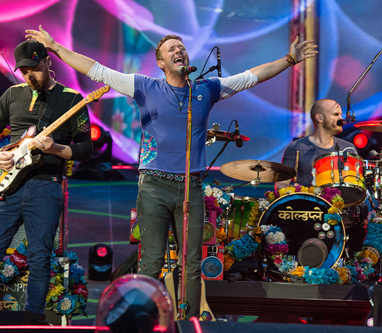 酷玩樂團的演唱會時常使用五彩繽紛的彩帶與燈光效果。