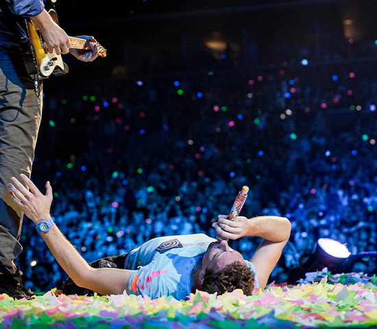 主唱Chris Martin非常享受在舞台上表演的時光，時而跑時而躺。
